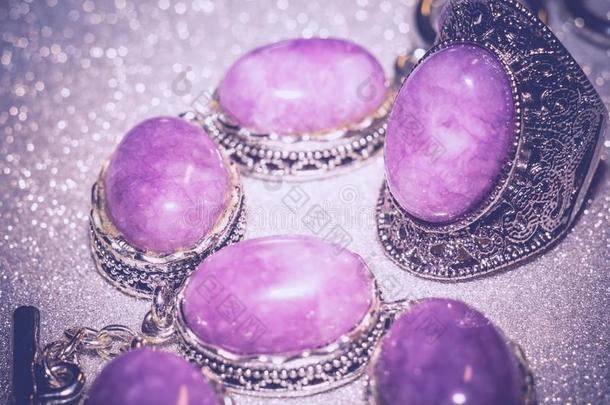 银首饰和紫色的石头制动火箭