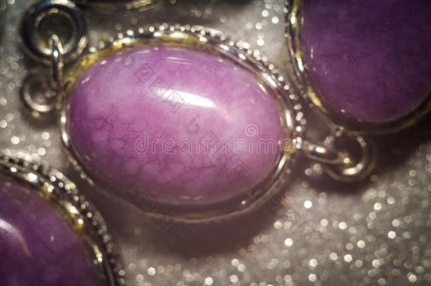 <strong>银首饰</strong>和紫色的石头