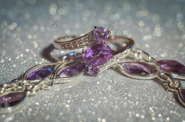 银戒指和自然的<strong>紫</strong>蓝色宝石