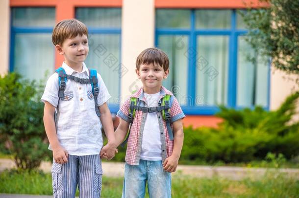 年幼的学生,两个兄弟兄弟们,出行向学校.