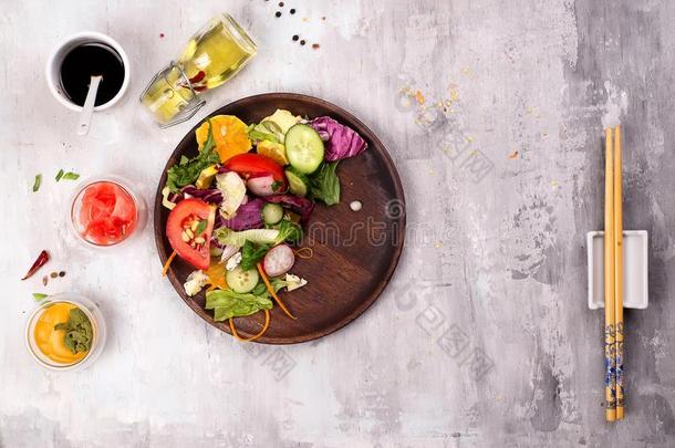 健康的沙拉和新鲜的蔬菜和将投入或浸入水中采用碗