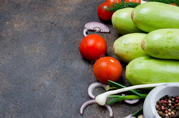 年幼的春季夏季产南瓜之一种,番茄,草和香料向黑的后面