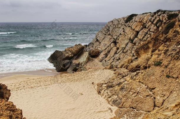 悬崖在<strong>金秋</strong>海滩在下面多云的天采用葡萄牙