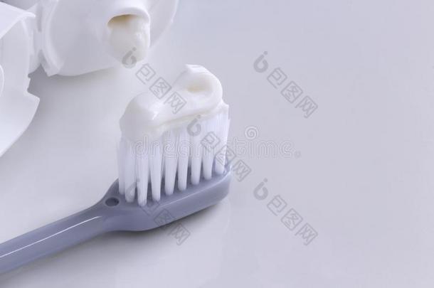 牙刷和牙膏管向指已提到的人白色的表.