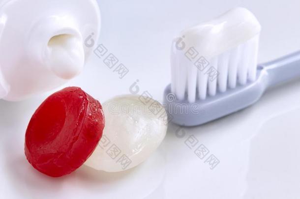牙刷,牙膏管和c和y向指已提到的人白色的表.