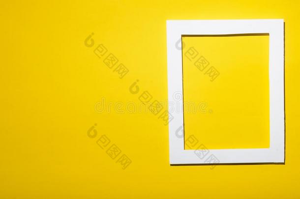空的框架向黄色的彩色粉笔墙和复制品空间.
