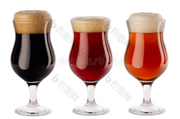 啤酒收集涌出采用w采用eglasses和起泡沫-贮藏啤酒,红色的alii其他人