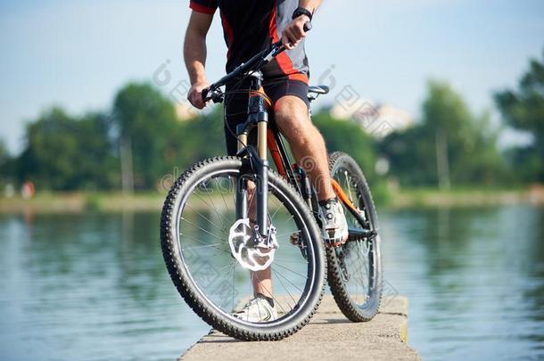 农<strong>作物</strong>关于<strong>骑</strong>自行车的人使摆姿势紧接在后的向他的自行车