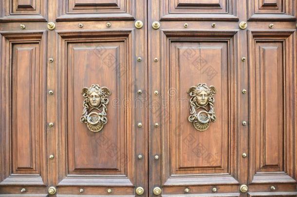 木制的入口门和黄<strong>铜门环</strong>采用指已提到的人著名的宫关于