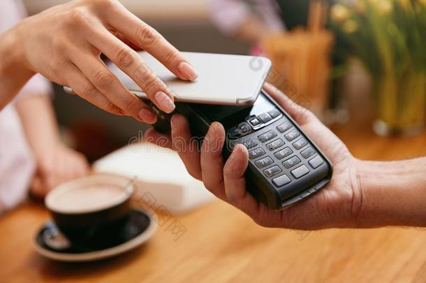 支付的和可移动的电话采用咖啡馆