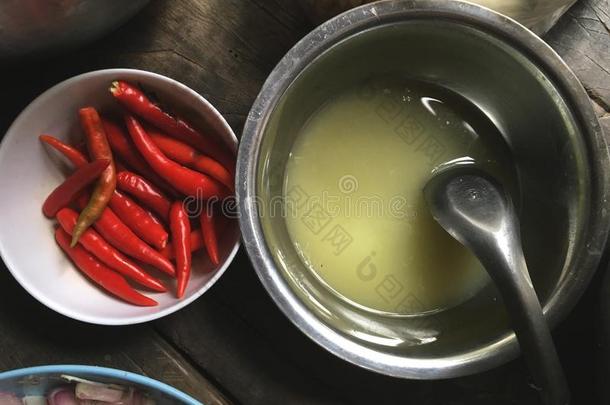 红色的红辣椒和古罗马边境的城墙食物烹饪术