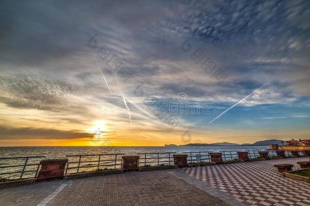 云越过阿尔盖罗海岸区在日落