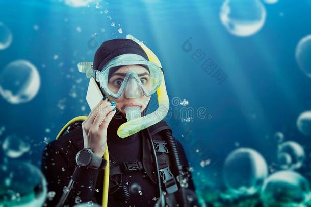 潜水员采用潜水服和div采用g齿轮,在水中的看法