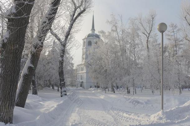 冬教堂和树大量的雪.白色的使结冰霜公园园林景观