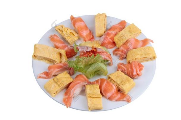 鲑鱼<strong>寿司</strong>,日本人包金箔的煎蛋卷同样地玉木和鲑鱼