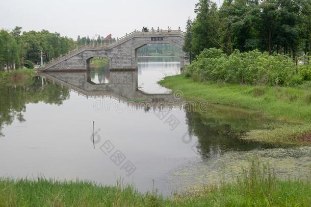 石头弓形桥-南昌喜欢湖潮湿的土壤公园