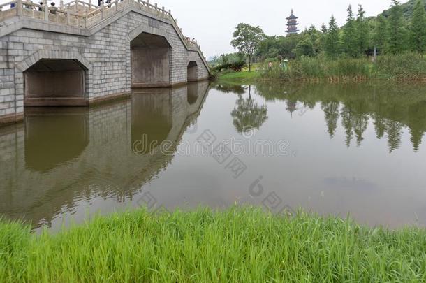 石头弓形桥-南昌喜欢湖潮湿的土壤公园