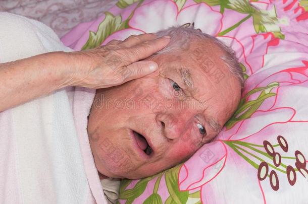 上了年纪的80加年老的男人采用一家床.