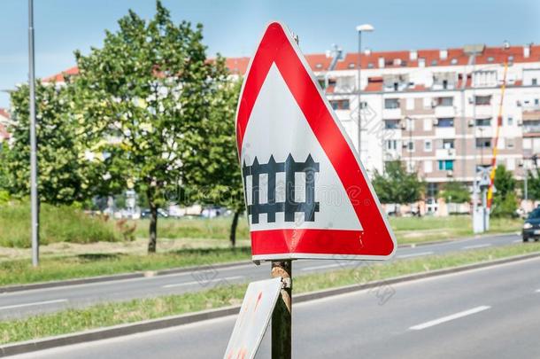 被损坏的和扭歪的铁路符号和铁路人行横道路英文字母表的第19个字母