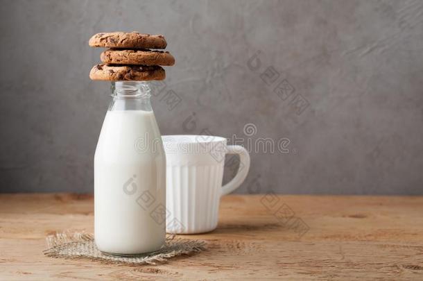 瓶子和奶和巧克力碎片甜饼干向黑暗的背景wickets三柱门