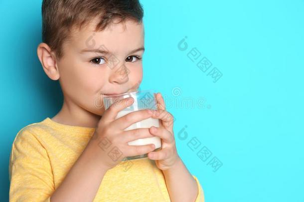 漂亮的男孩喝饮料奶向颜色背景