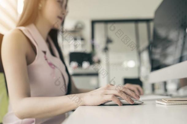 关在上面女人手使用老鼠工作的和personal<strong>计算机</strong>个人<strong>计算机计算机</strong>