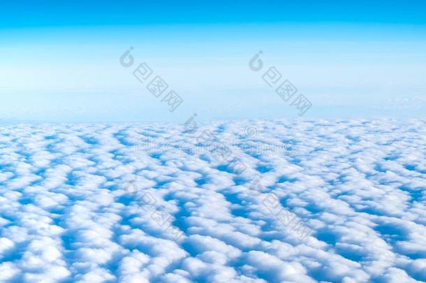 蓝色天和云顶看法从飞机窗,自然后台
