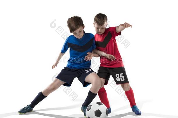 两个十几岁的足球演员奋斗的为指已提到的人球向白色的