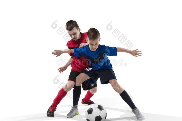两个十几岁的足球演员奋斗的为指已提到的人球向白色的