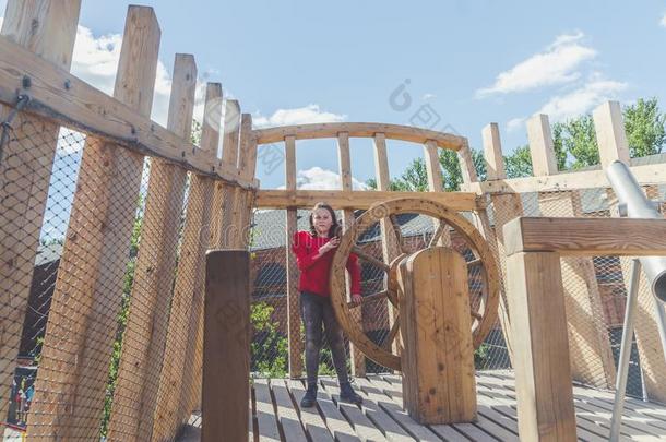 女孩向一木制的Pl一yground采用指已提到的人形状关于一pir一te船