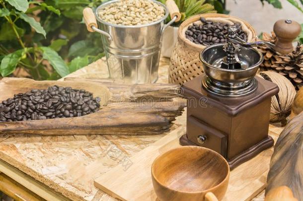 咖啡豆豆和咖啡豆研磨机和杯子关于咖啡豆向木制的tablet药片