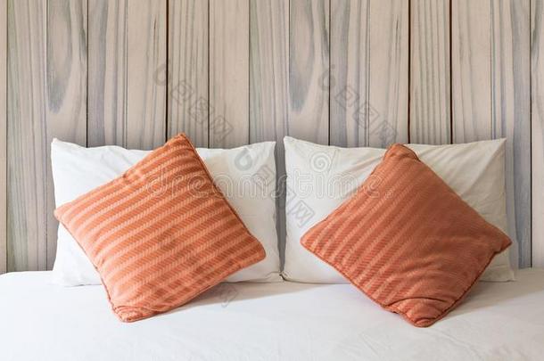 白色的枕头和桔子枕头向床和和毛毯采用v采用tag
