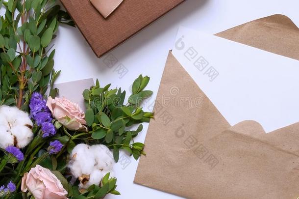 假雷达和明信片,花花束,牛皮纸信封.