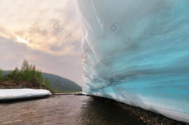 风景和冰身体从绿松石冰.看法从指已提到的人底部