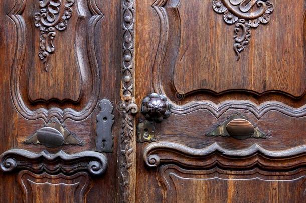 金属手感向老的木制的门.
