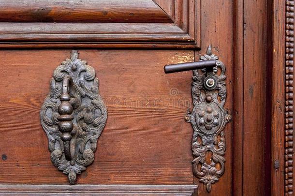 金属手感和锁向老的棕色的织地粗糙的木制的门.