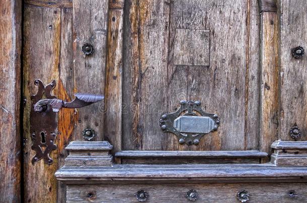 金属手感和锁向指已提到的人老的织地粗糙的木制的门.