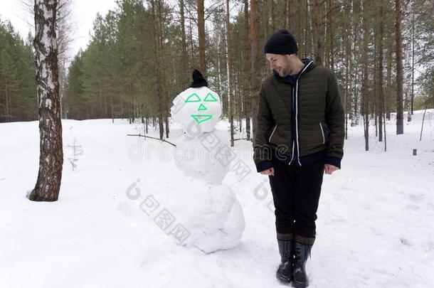 新的年圣诞节雪观念圣诞节男人和胡须向哈普