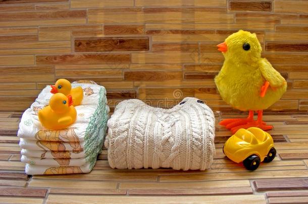有菱形花格的麻或棉织物玩具凝固为小孩,堆垛有菱形花格的麻或棉织物向一b一mboob一ckgro