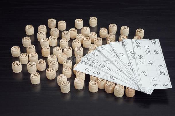 木制的桶落托数卡牌戏和卡.黑的木制的表.