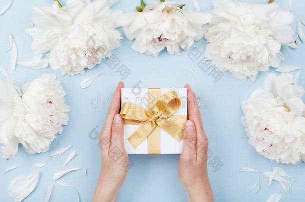 女人手礼物赠品或现在的盒dec或ated白色的牡丹flores花
