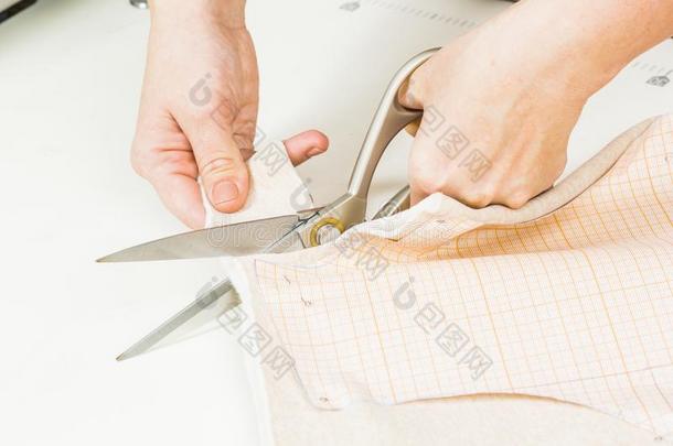 工人关于缝纫生产用途剪刀为锋利的关于织物.