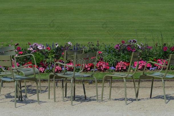 花园椅子和阴影安排的采用卢森堡公国花园s,巴黎