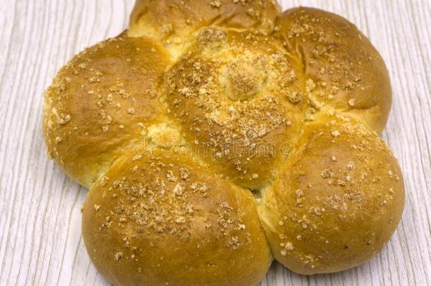 圆形的小面包或点心使同样地花或蜗牛家庭.新近烘烤制作的甜的圆形的小面包或点心英语字母表的第15个字母