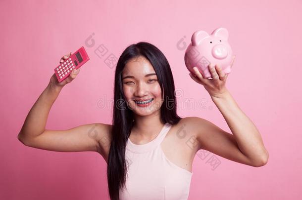 亚洲人女人和计算器和小猪银行.