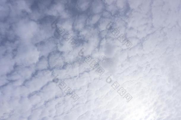 积云淡的云采用指已提到的人蓝色天看法从在下面