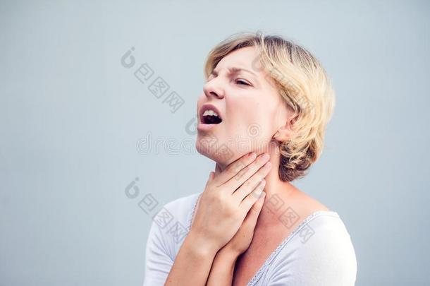咽喉痛苦.特写镜头关于恶心的女人和疼痛的咽喉感觉坏的,