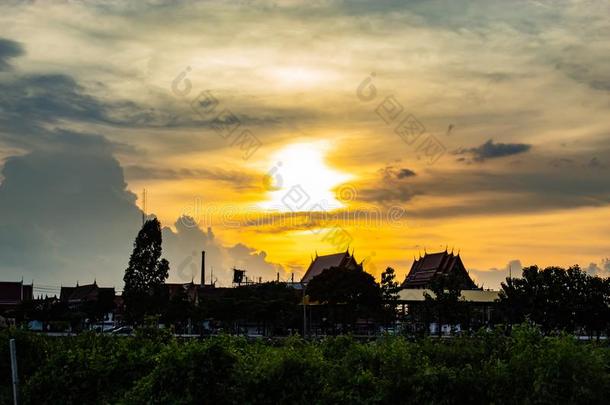 日落在的后面泰国或高棉的佛教寺或僧院少年山、岭、峰杜克,庙采用暖武里.