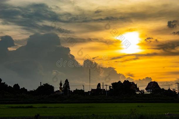 日落在的后面泰国或高棉的佛教寺或僧院少年山、岭、峰杜克,庙采用<strong>暖</strong>武里.