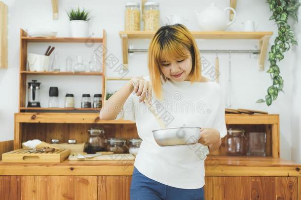 亚洲人女人制造健康的食物起立幸福的微笑的采用凯特